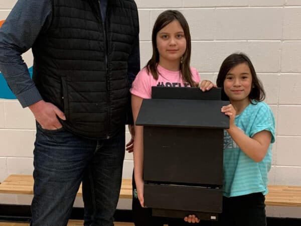 Students of Satoo School, Room 7 hold a bat box.